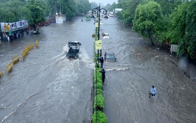 Heavy rain disrupts normal life in North India; Claims 34 lives in Uttar Pradesh
