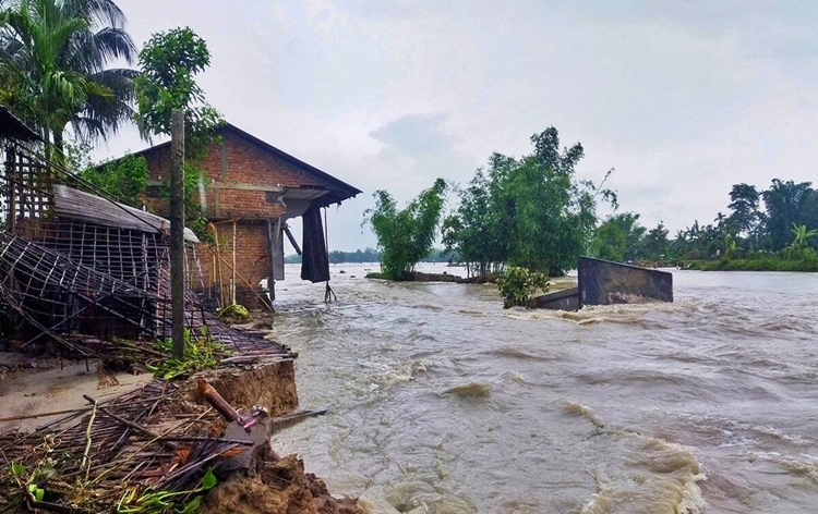 Flood situation continues to remain grim in Assam