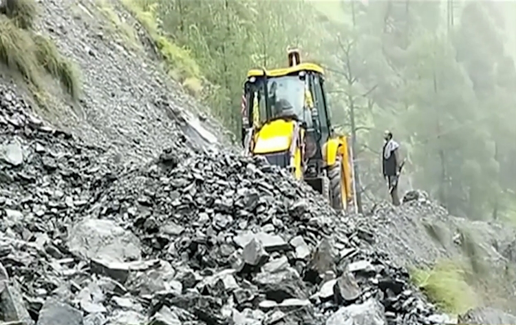 Heavy rains in Himachal Pradesh cause huge loss of life due to incidents like floods, landslides and cloud bursts