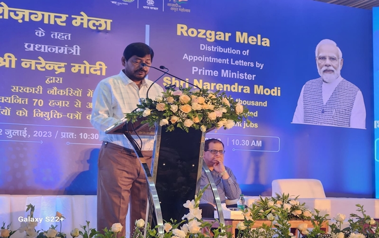 Union Minister Ramdas Athawale says youths must be given ample opportunities to demonstrate their enormous capabilities to serve country