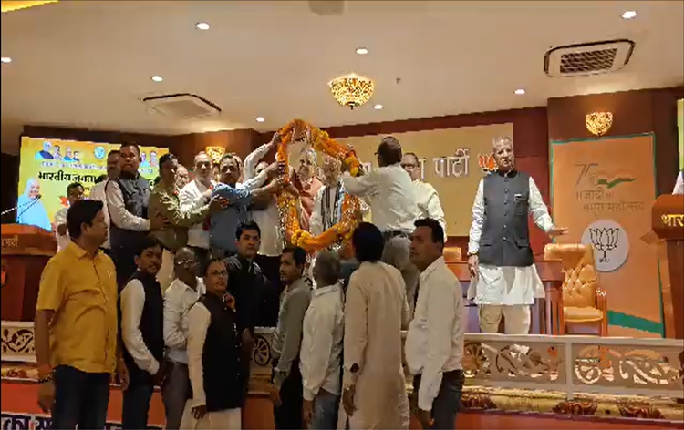 Chhattisgarh: Various delegations of Scheduled Tribes, Scheduled Castes, & Sahara India investors felicitate Union Home & Cooperative Minister Amit Shah in Raipur