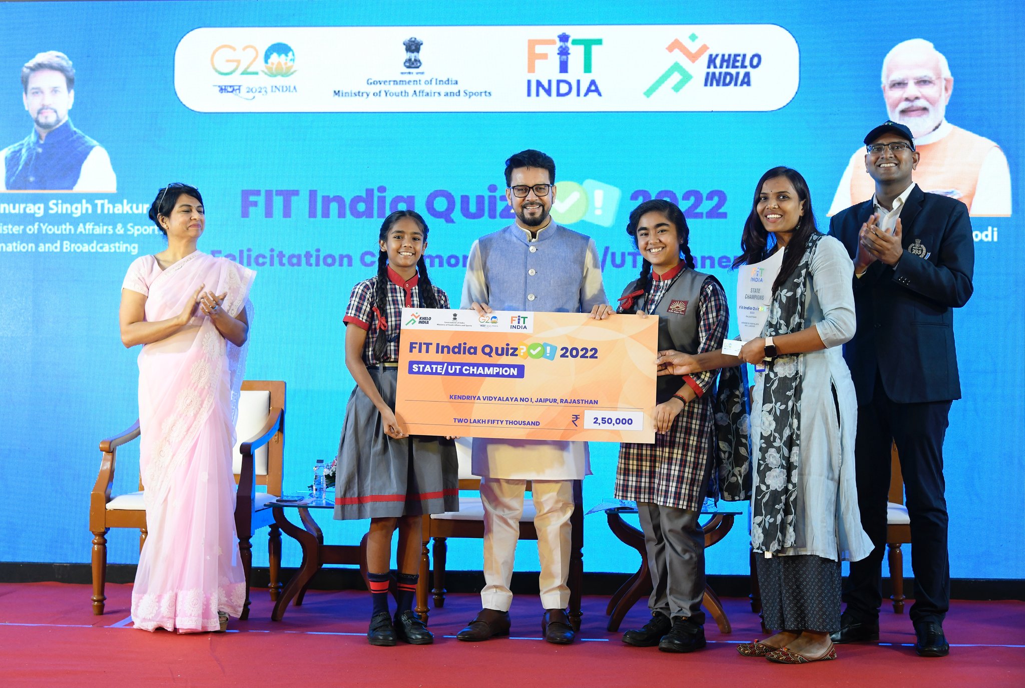 Union Minister Anurag Thakur felicitates Fit India Quiz 2022 State round winners