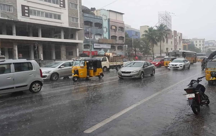 Heavy rains continue to affect normal life in Telangana; IMD issues Red alert for next two days