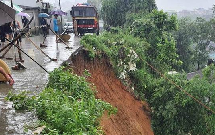 Heavy rain trigger landslides in Arunachal Pradesh & disrupts highway traffic
