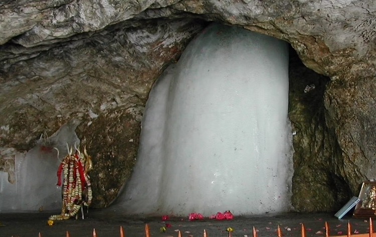 J&K: Pilgrimage to holy Amarnath cave shrine completes one month with nearly 4 lakh devotees having darshan of Ice-Shivlingam