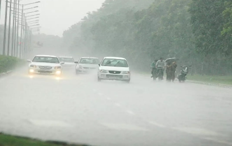 Heavy rains batter many places in Kerala; Met Department issues red alert in Idukki, Kannur