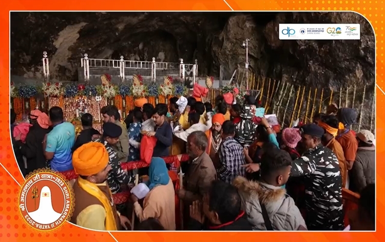 17,000 Yatris pay their obeisance at Shri Amarnathji Holy Cave