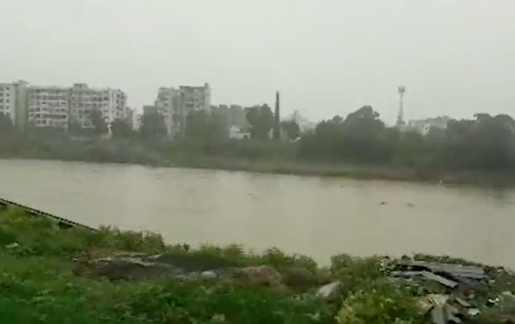 Continuous rains in Jharkhand increase water level of Swarnarekha & Kharkhai rivers above danger mark
