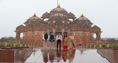 ब्रिटेन के प्रधानमंत्री ऋषि सुनक और उनकी पत्नी अक्षता मूर्ति ने आज सुबह अक्षरधाम मंदिर में भगवान स्वामीनारायण के दर्शन किये