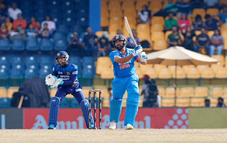 कोलम्‍बो में एशिया कप क्रिकेट में भारत ने श्रीलंका को 214 रन का लक्ष्‍य दिया