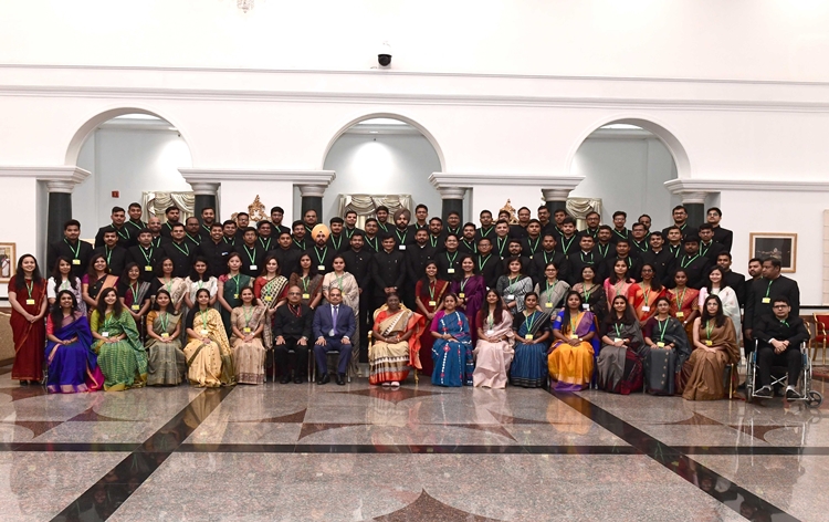 IAS officers of 2021 batch call on President Droupadi Murmu