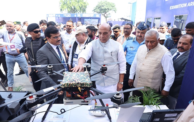 पहला सी-295 एम-डब्‍ल्‍यू-परिवहन विमान औपचारिक रूप से भारतीय वायुसेना में शामिल