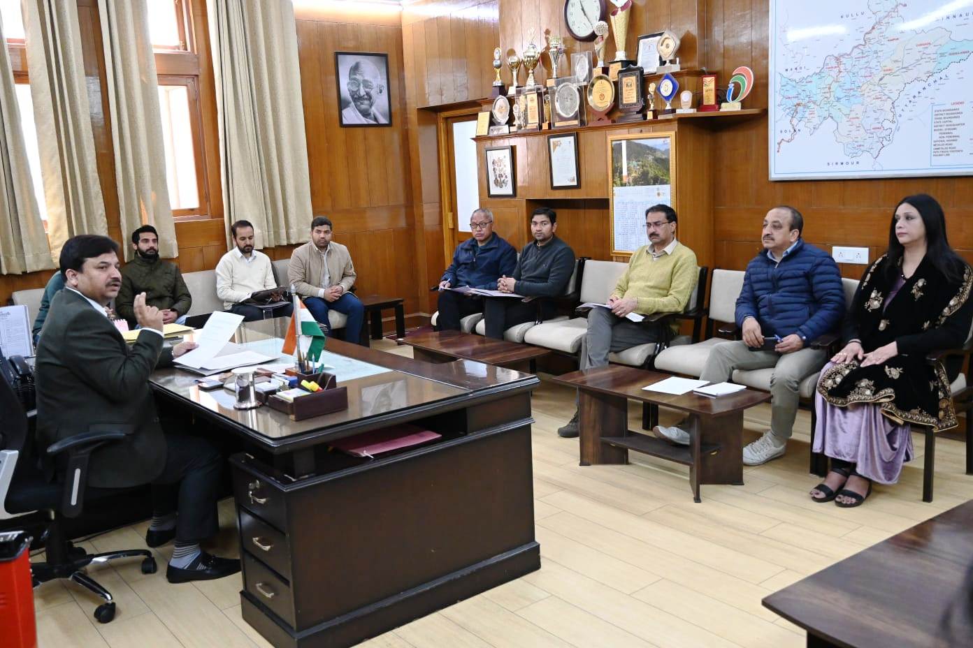 जिला निर्वाचन अधिकारी अनुपम कश्यप की अध्यक्षता में जिला स्तरीय मीडिया प्रमाणन एवं निगरानी समिति की बैठक का आयोजन हुआ