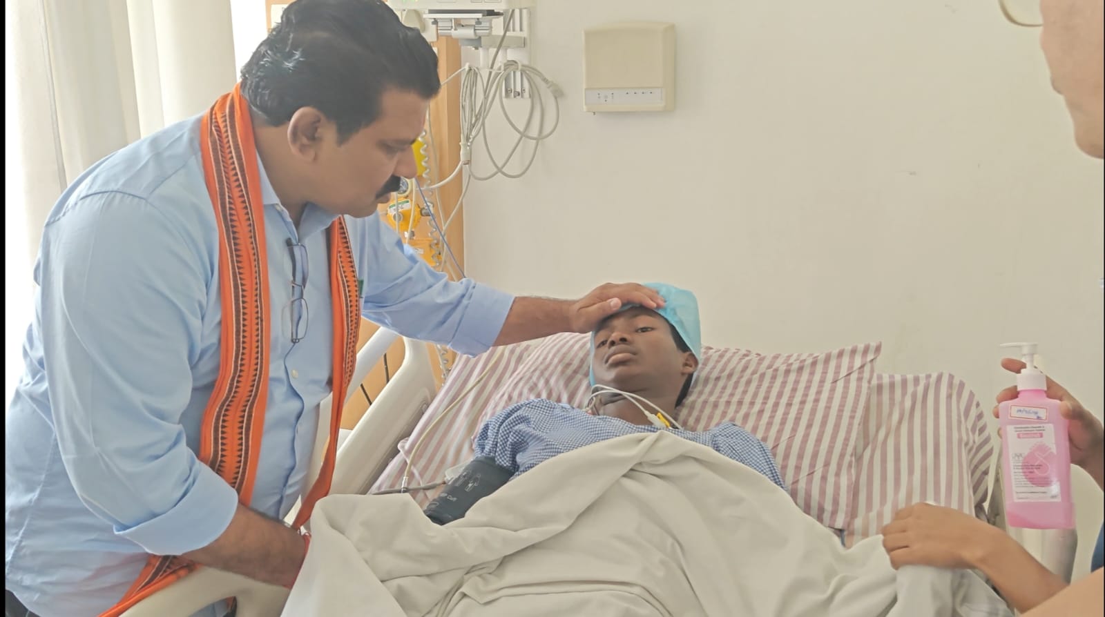 छत्तीसगढ़: उप मुख्यमंत्री ने अस्पताल पहुंचकर आईईडी विस्फोट में घायल युवक से मुलाकात की