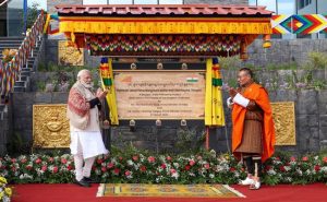 प्रधानमंत्री मोदी और उनके भूटानी समकक्ष टोबगे ने थिम्‍पू में भारतीय सहायता से बनाए गए अस्पताल का उद्घाटन किया