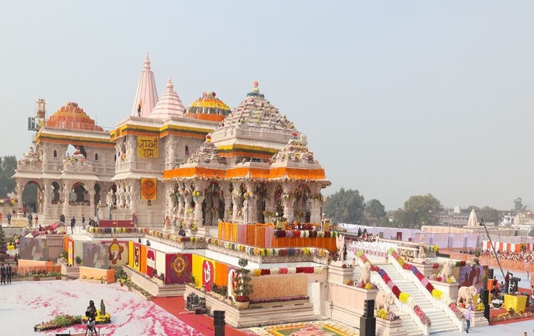 होली के अवसर पर भगवान रामलला के दर्शन के लिए बड़ी संख्या में श्रद्धालु पहुंचे अयोध्या