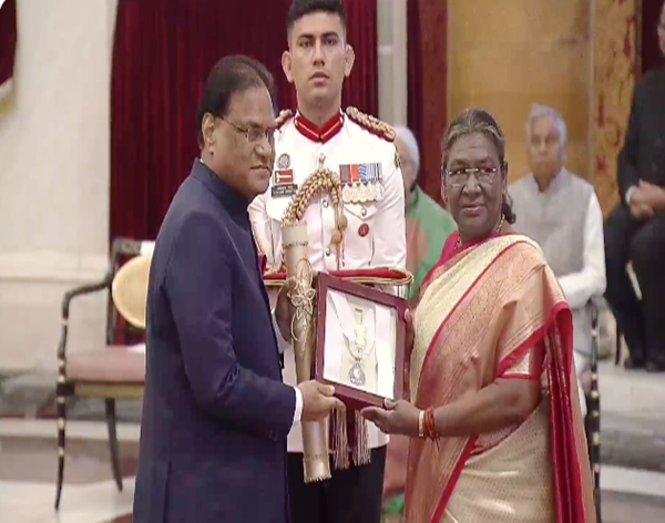 राष्ट्रपति द्रौपदी मुर्मु ने आज राष्ट्रपति भवन में भारत रत्न अलंकरण प्रदान किए