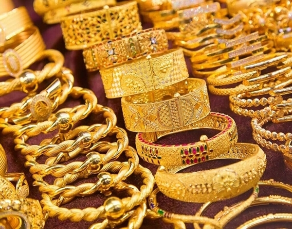 Gold Trades Lower at MCX, Silver Futures Up; Global Markets Reflect Similar Trends