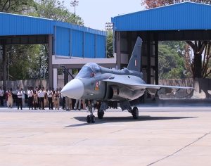 وزیر دفاع راجناتھ سنگھ آج ہندوستانAeronautics  کے سامان تیار کرنے کے ناشک مرکز میں Tejas کے پہلے ہلکے لڑاکا طیارے MK1A کا آغاز کریں گے۔