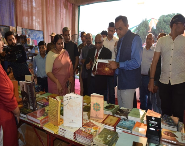 जम्मू-कश्मीर में  तीन दिवसीय तवी साहित्य लोक उत्सव जम्मू में शुरू हुआ