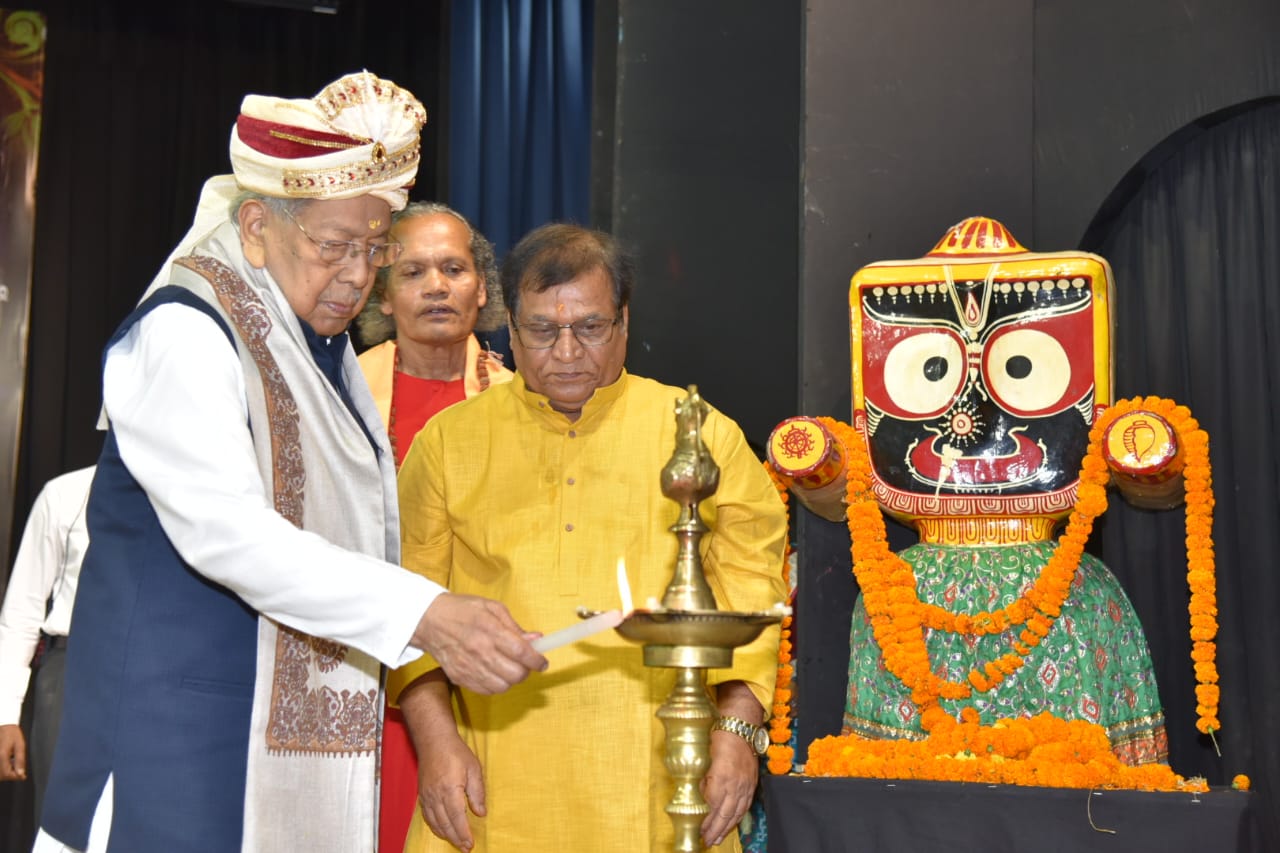 छत्तीसगढ़ के राज्यपाल विश्वभूषण हरिचंदन अपने ओड़िशा प्रवास के दौरान ‘‘नमामि दुनाकिनी अनुकुल्या में आयोजित उड़िया नववर्ष उत्सव में शामिल हुए