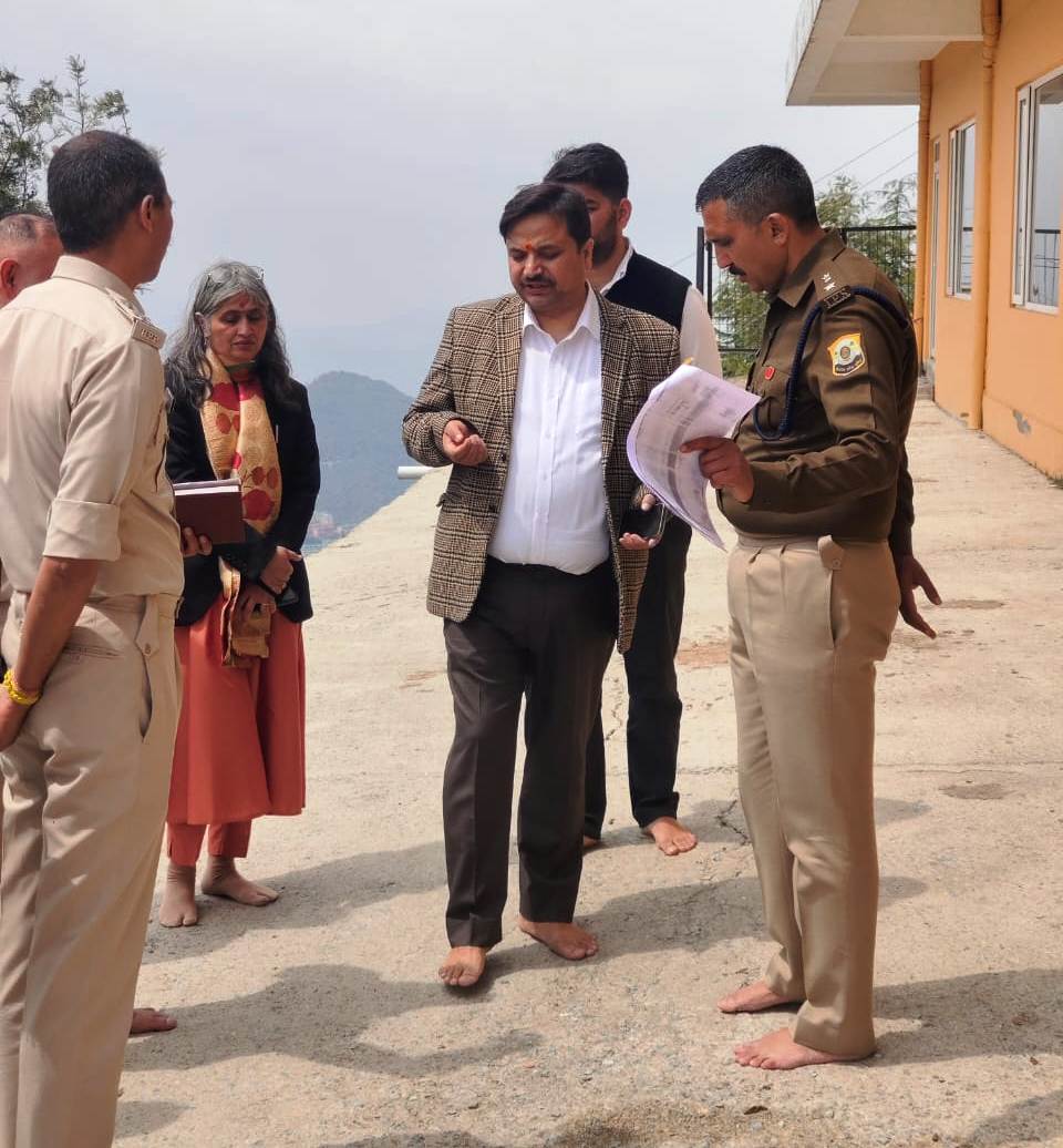 शिमला में अधिकारियों ने राष्ट्रपति द्रौपदी मुर्मू के प्रस्तावित दौरे को लेकर विभिन्न स्थानों पर प्रबंधों का जायजा लिया