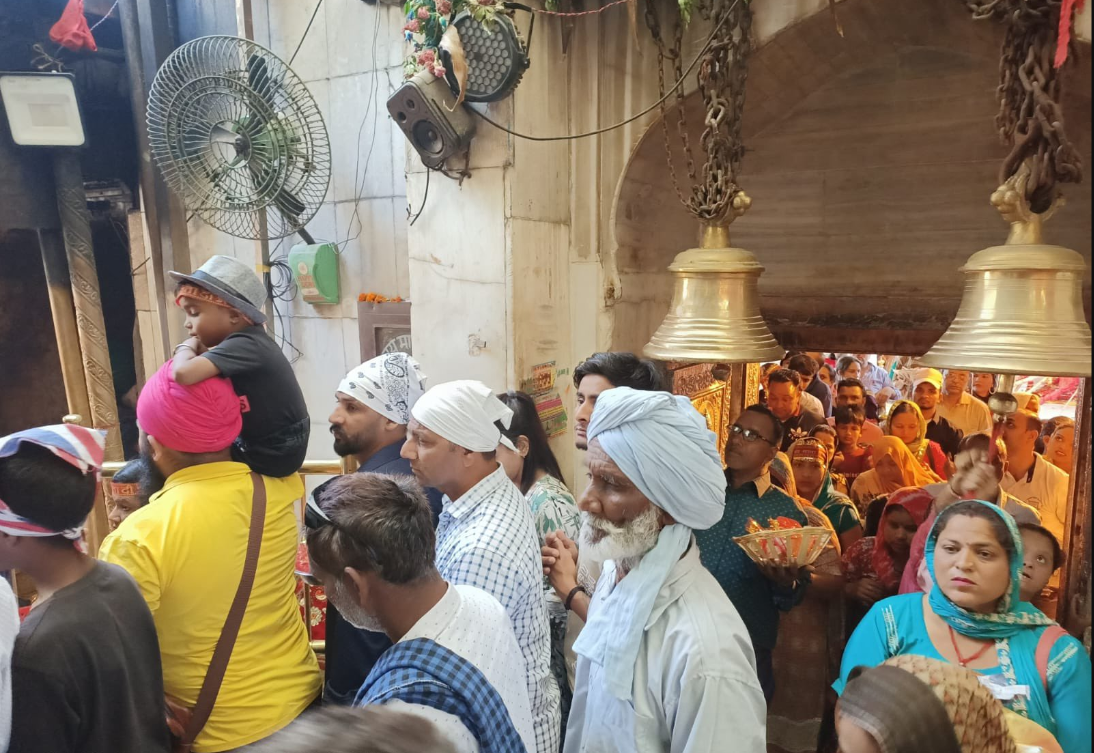 महाअष्टमी के दिन महागौरी के दर्शनों के लिए मंदिरों में लगा श्रद्धालुओं का तांता
