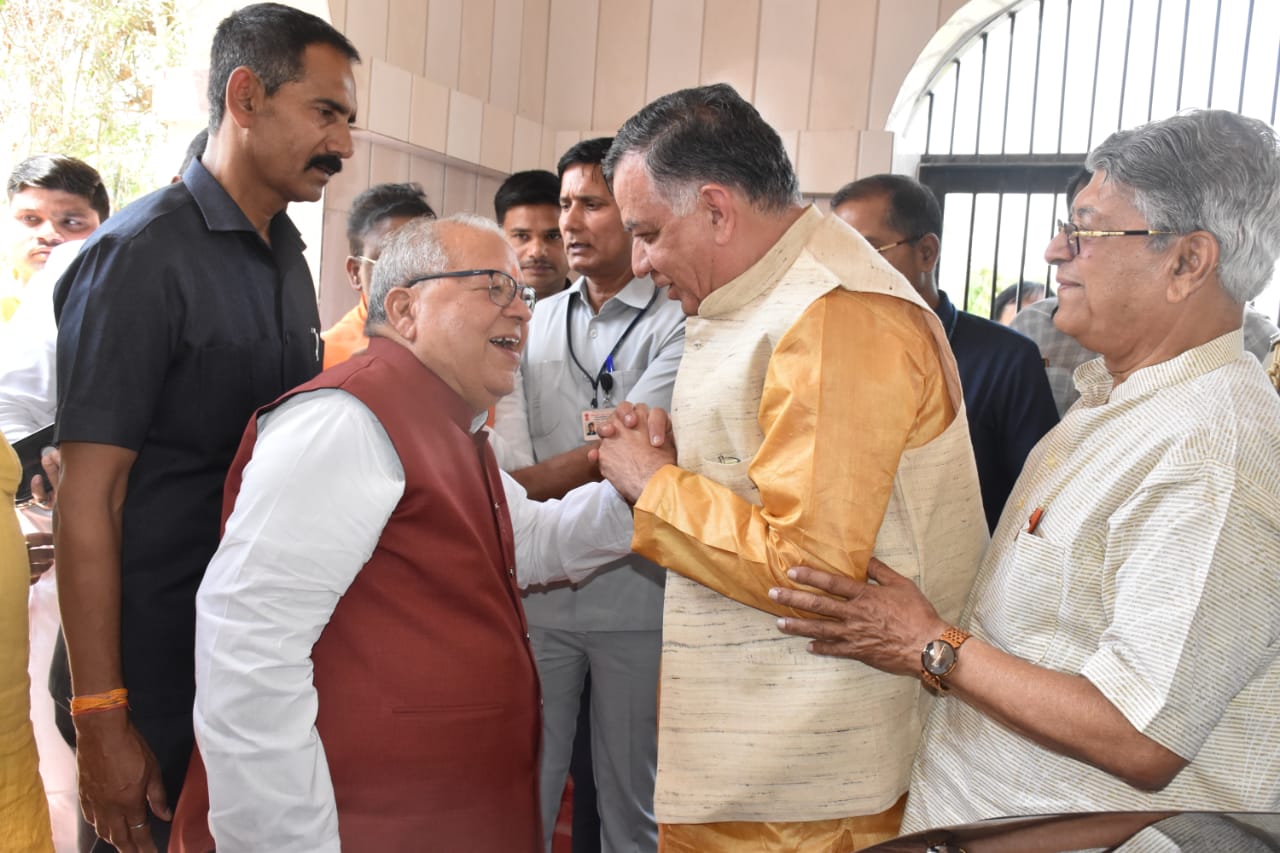 राजस्थान के राज्यपाल कलराज मिश्र और प्रदेश विधानसभा अध्यक्ष सतीश महाना ने रामलला का दर्शन किया