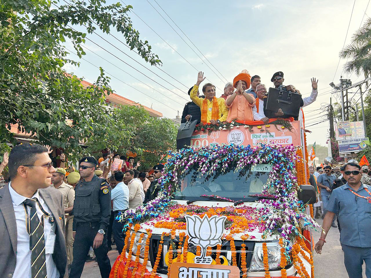 मुख्यमंत्री योगी आदित्यनाथ ने पार्टी प्रत्याशी और मशहूर अभिनेता अरुण गोविल के लिए किया रोड शो