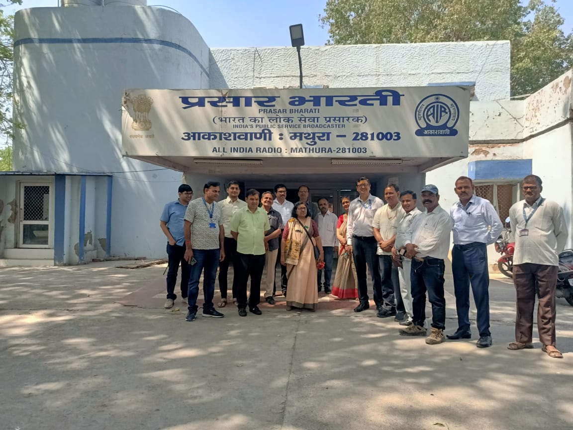 आकाशवाणी समाचार की प्रधान महानिदेशक वसुधा गुप्ता ने मथुरा में आकाशवाणी और दूरदर्शन केंद्रों का दौरा किया।
