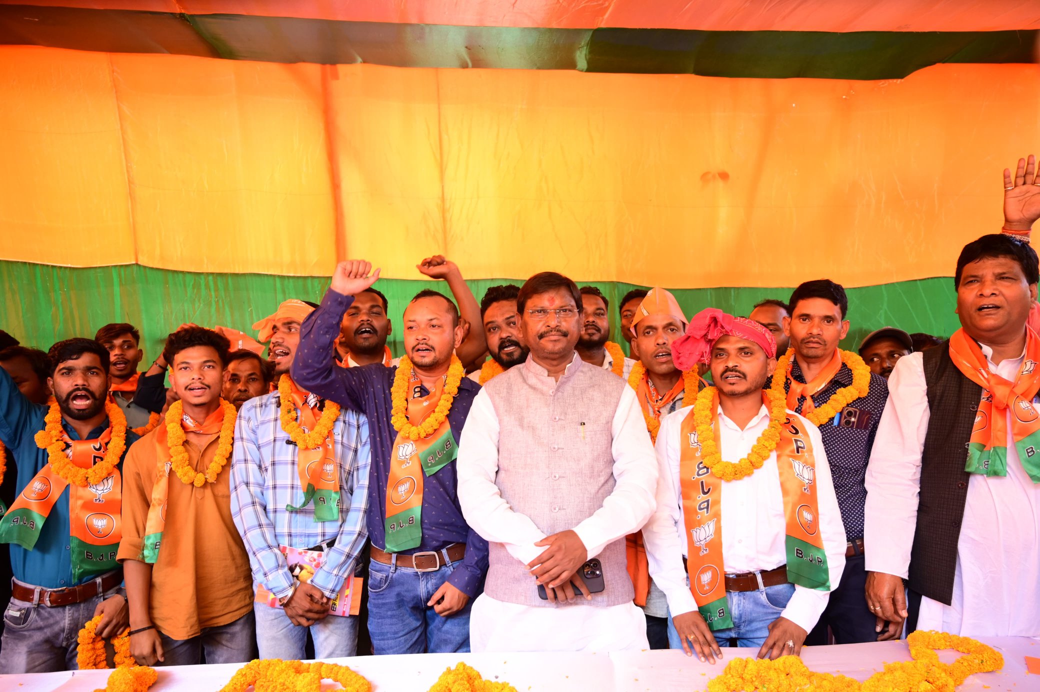 केंद्रीय मंत्री और खूंटी लोकसभा से भाजपा प्रत्याशी अर्जुन मुंडा ने चुनावी कार्यालय का उद्घाटन किया
