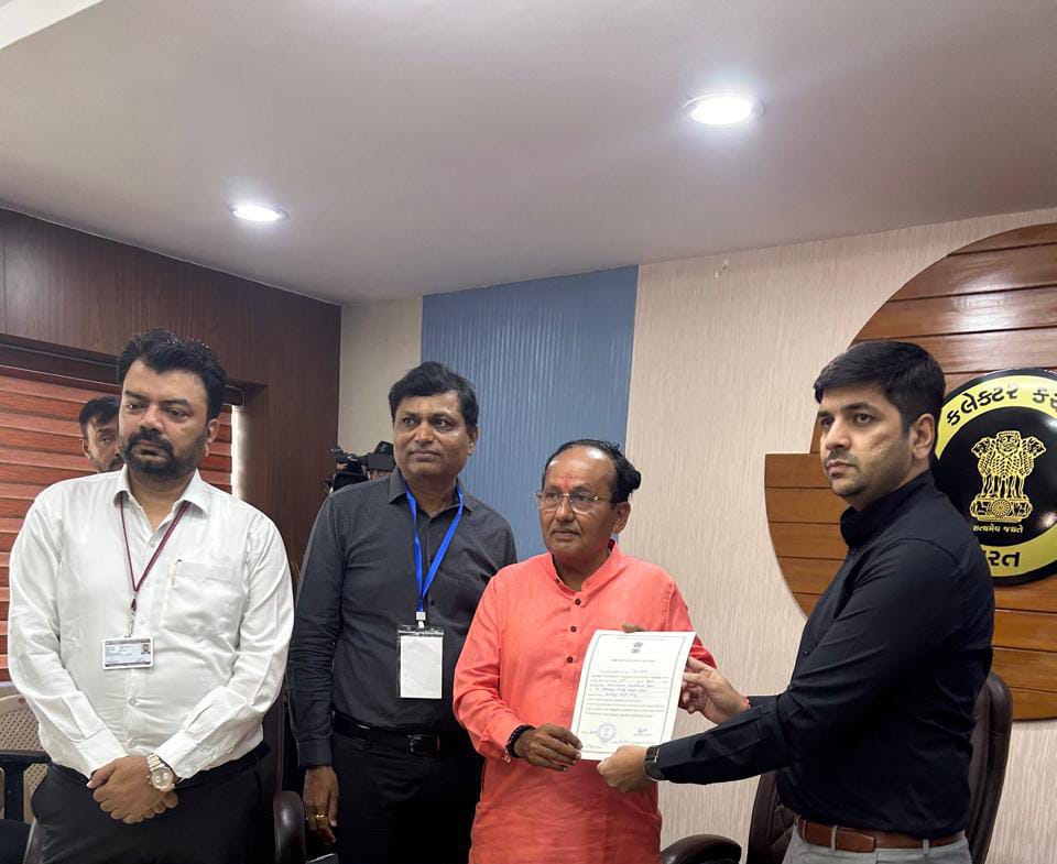 गुजरात की सूरत लोकसभा सीट से भाजपा के उम्‍मीदवार मुकेश दलाल निर्विरोध जीत गए हैं