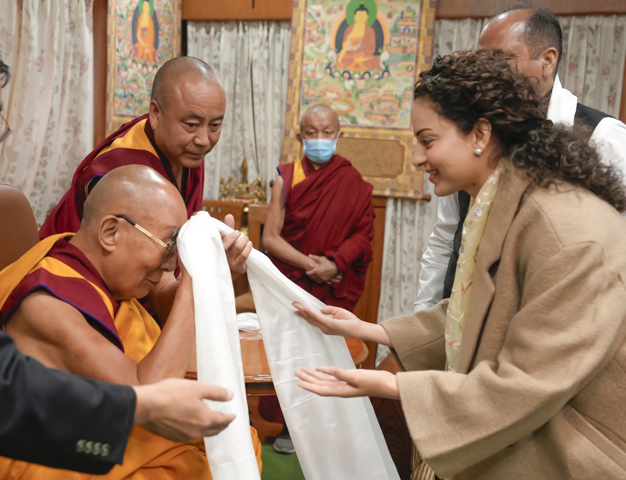 हिमाचल प्रदेश के मंडी लोकसभा क्षेत्र से भाजपा प्रत्याशी कंगना रनौत ने धर्मशाला में  बौद्ध धर्मगुरु दलाई लामा से मुलाकात की