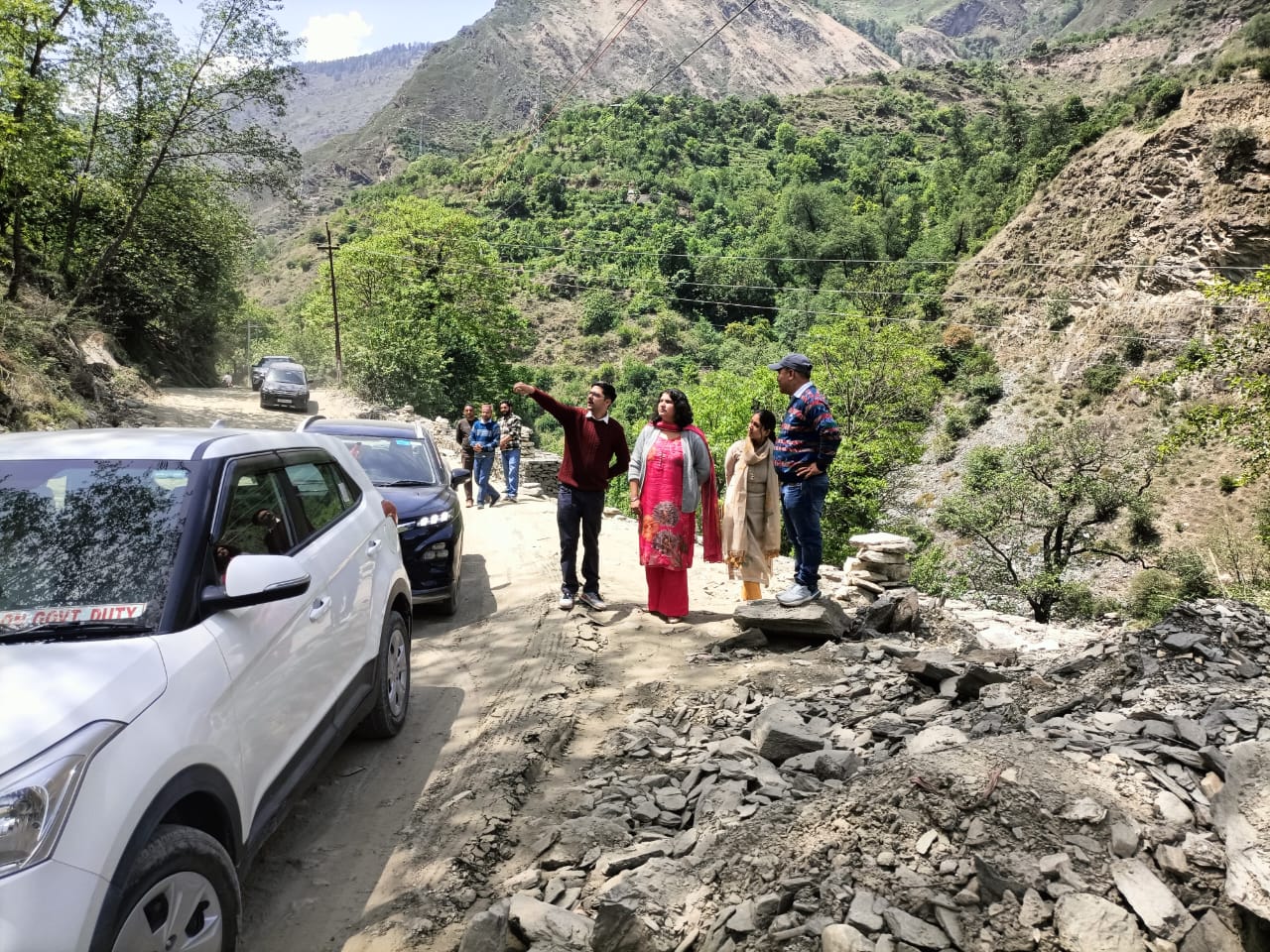 उपायुक्त कुल्लू तोरुल एस रवीश ने भुंतर मणिकरण सड़क का निरीक्षण किया