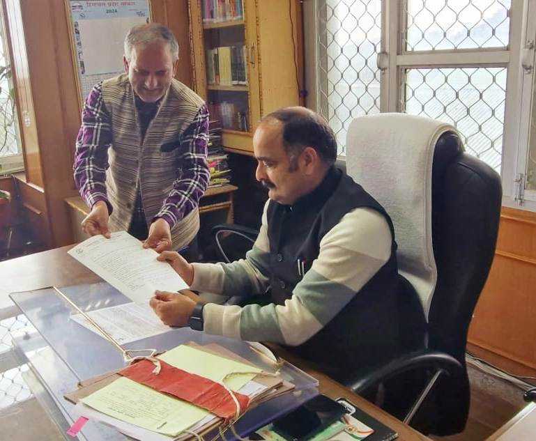 सरकारी स्कूलों में यज्ञ और हवन करवाने की मांग को लेकर सचिव शिक्षा को ज्ञापन