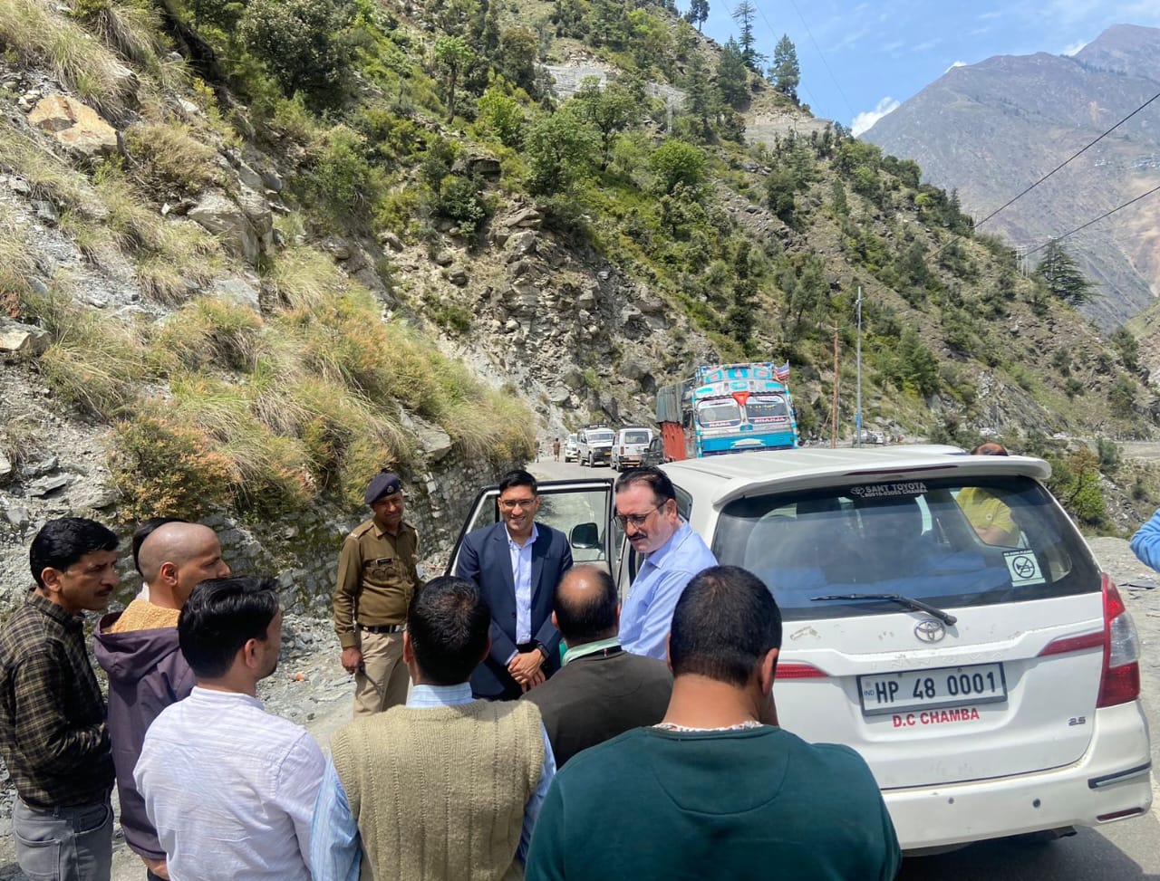 चंबा उपायुक्त ने खड़ामुख होली मार्ग पर भूस्खलन के कारण क्षतिग्रस्त सड़क का औचक निरीक्षण किया