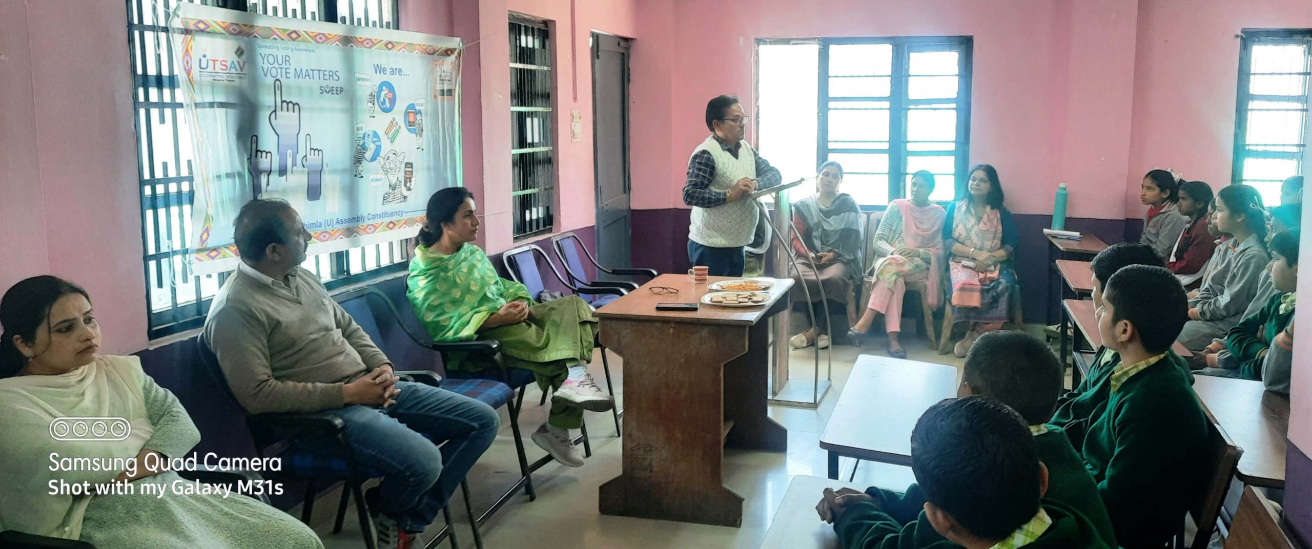 विधानसभा 63-शिमला शहरी में “सुव्यवस्थित मतदाता शिक्षा एवं निर्वाचक सहभागिता” (स्वीप) कार्यक्रम के अंतर्गत आज राजकीय वरिष्ठ माध्यमिक पाठशाला लक्कड़ बाजार, शिमला में मतदाता जागरूकता अभियान चलाया गया