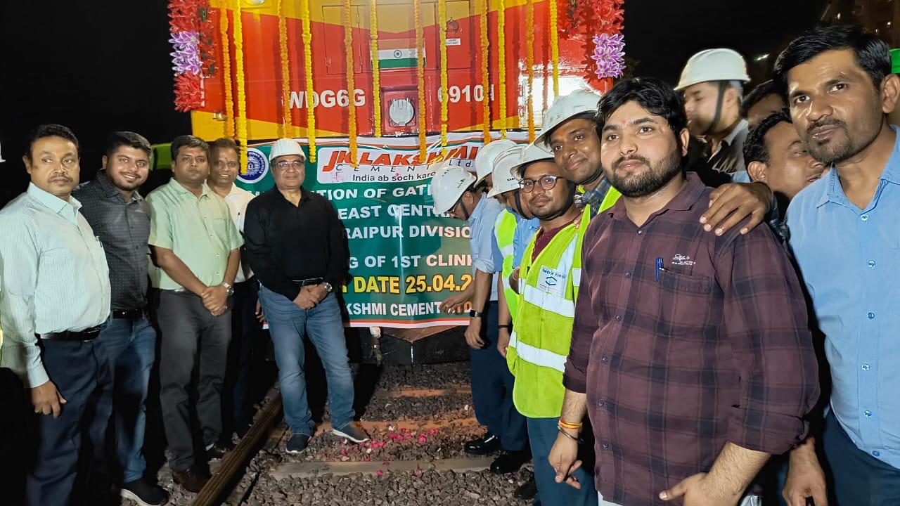 रायपुर रेलमंडल के पहले गति शक्ति कार्गो टर्मिनल का शुभारंभ मंडल रेल प्रबंधक संजीव कुमार ने किया