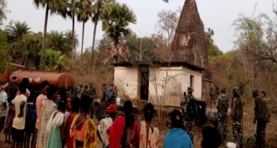 छत्तीसगढ़: सुकमा जिले में चिंतलनार थाना क्षेत्र के केरलापेंदा स्थित श्रीराम मंदिर के पट को सीआरपीएफ के जवानों की मदद से फिर से खोला गया