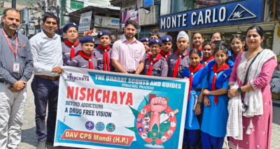 विद्यार्थियों ने मंडी के चौहाटा बाजार में नशे के दुष्प्रभाव से अवगत करवाने के लिए नुक्कड़ नाटक की प्रस्तुति दी