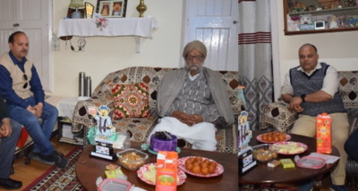 एडीएम ने 105 वर्षीय शतायु मतदाता सरदार प्यार सिंह को जन्म दिवस पर किया सम्मानित