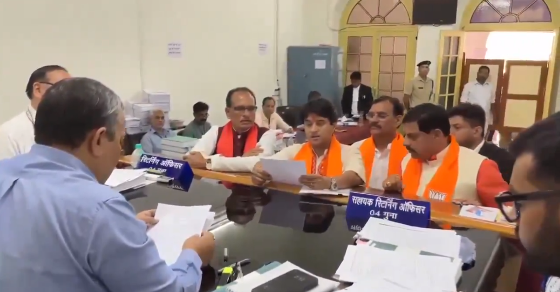 प्रदेश में लोकसभा चुनाव के तीसरे चरण के लिए नामांकन भरने की  प्रक्रिया जारी है