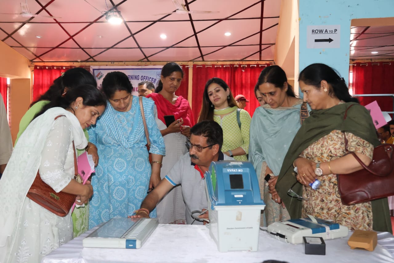 लोकसभा चुनाव के लिए मंडी विधानसभा क्षेत्र से चयनित मतदान कर्मियों को कराई गई पहली रिहर्सल