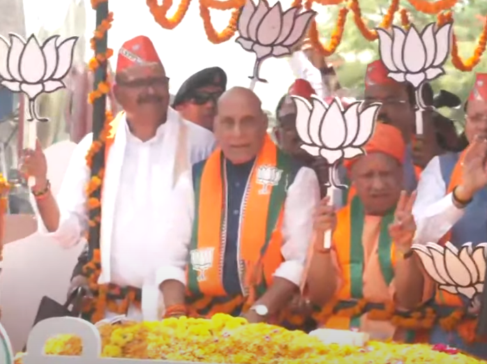 राजनाथ सिंह ने आज लखनऊ संसदीय निर्वाचन-क्षेत्र से अपना नामांकन दाख़िल किया