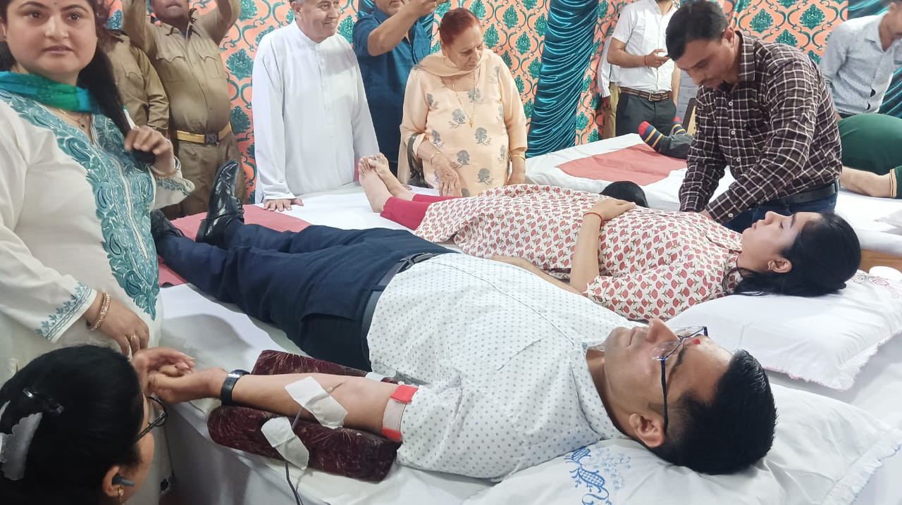 मुगला में किया गया रक्तदान शिविर का आयोजन, लोगों ने रक्तदान के साथ मतदान का भी संकल्प लिया
