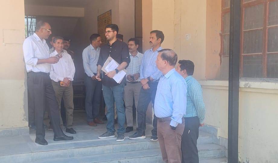 उपायुक्त अमरजीत सिंह ने राजकीय वरिष्ठ माध्यमिक पाठशाला सुजानपुर के परिसर में स्थापित किए जाने वाले मतगणना केंद्र और स्ट्रांग रूम का निरीक्षण किया