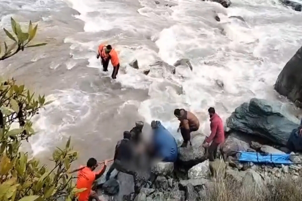 Five dead as tourist vehicle plunges into river Sindh in Sonamarg