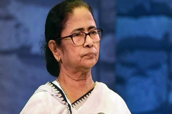 तृणमूल कांग्रेस अध्‍यक्ष ममता बैनर्जी ने कहा है कि निर्वाचन आयोग को पश्चिम-बंगाल में एक ही चरण में मतदान कराना चाहिए