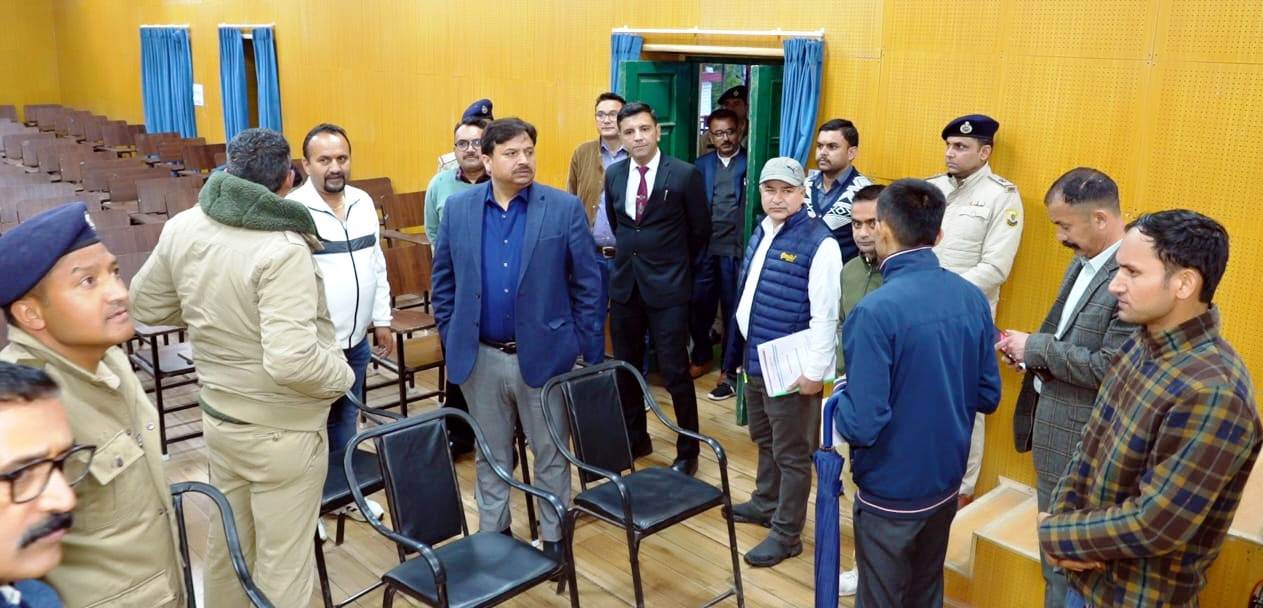 जिला निर्वाचन अधिकारी और उपायुक्त शिमला ने जुब्बल कोटखाई विधानसभा क्षेत्र में स्थापित मतदान केन्द्र, स्ट्रॉन्ग रूम का निरीक्षण किया