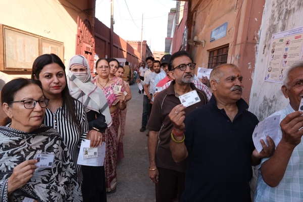 UP: Polling started peacefully on more than 17,000 polling booths of 8 Loksabha seats for 2nd phase of General Elections